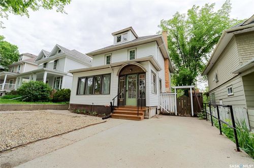 1041 2nd Ave Nw, House with 3 bedrooms, 2 bathrooms and 1 parking in Moose Jaw SK | Card Image