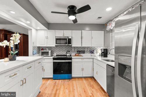 8111 Bird Ln, GREENBELT, MD, 20770-2104 | Card Image