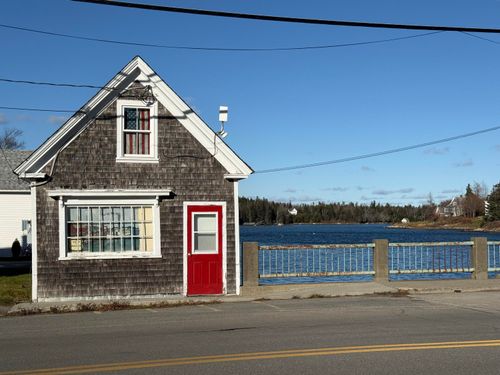 10 W Main Street, Vinalhaven, ME, 04863 | Card Image