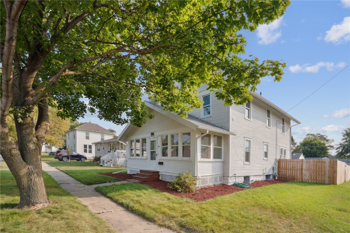 8th Ave, Vinton, IA 52349