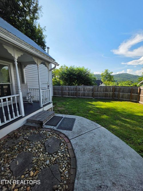 702 Clinton St, Harriman, TN, 37748-2600 | Card Image