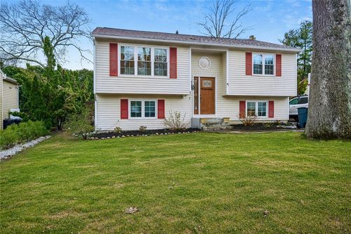 8 Sweet Fern Trl, Saunderstown, RI, 02874-2353 | Card Image