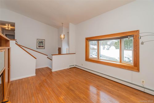 11 Shaker Ct, New Windsor, NY, 12553-8042 | Card Image