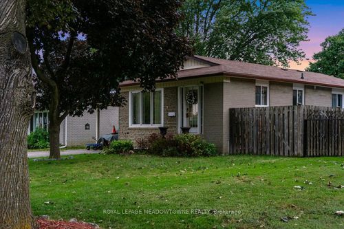 9 Welbeck Dr, Brampton, ON, L6X2K9 | Card Image