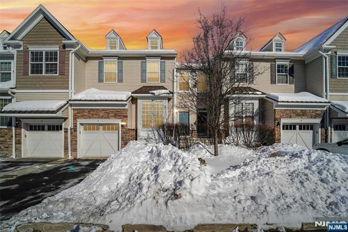 8 Masterson Ct, Waldwick, NJ, 07463-1136 | Card Image