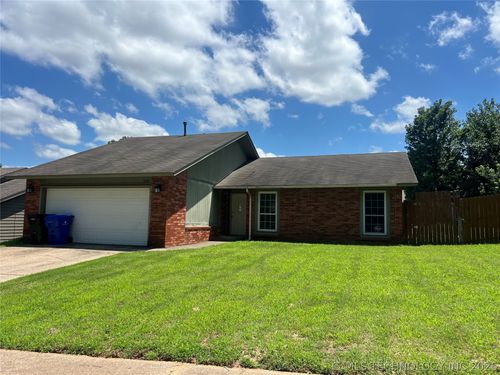 1105 Fredericksburg St, Broken Arrow, OK, 74011-6204 | Card Image