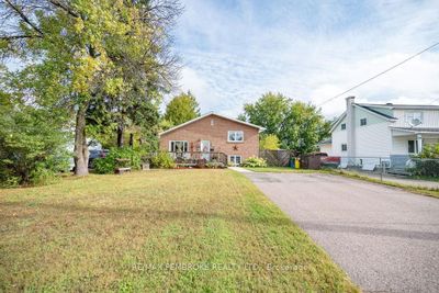 3255 Petawawa Blvd, House other with 3 bedrooms, 2 bathrooms and 4 parking in Petawawa ON | Image 1