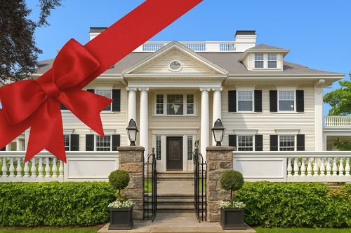 4 Cobb Ave, Manchester, MA, 01944-1442 | Card Image