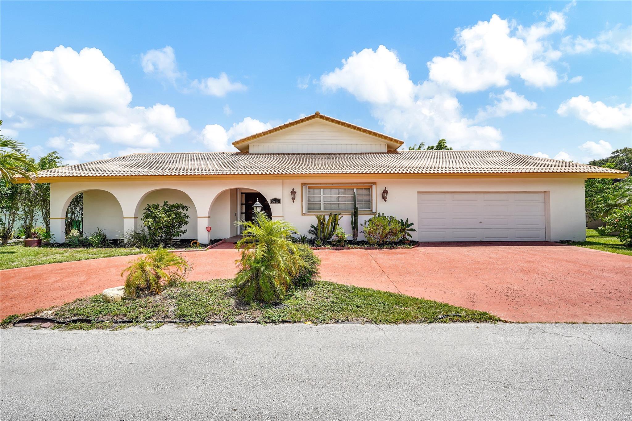 Travelers Palm Ln, Tamarac, FL 33319