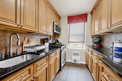 6l-300 N Broadway, Yonkers, NY, 10701-2691 | Card Image