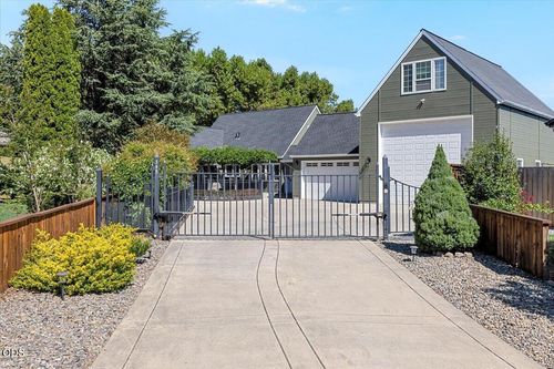 345 Meadow Lark Way, Central Point, OR, 97502-3917 | Card Image