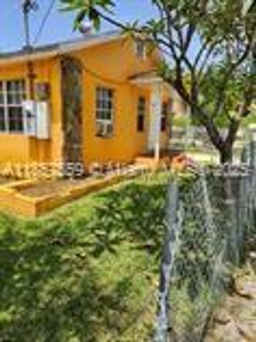1-2257 Nw 82nd St, Miami, FL, 33147-4875 | Card Image