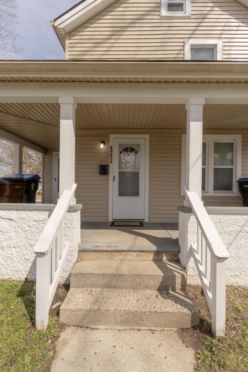 b-125 Bell St, Ypsilanti, MI, 48197-5582 | Card Image