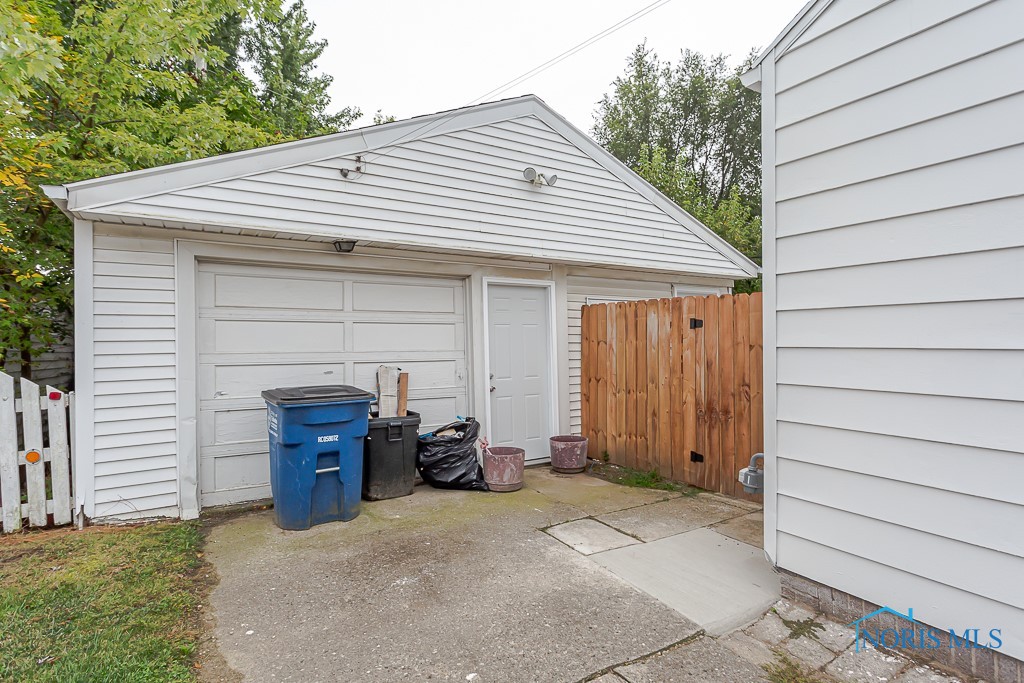 Lambert Dr, Toledo, OH 43613