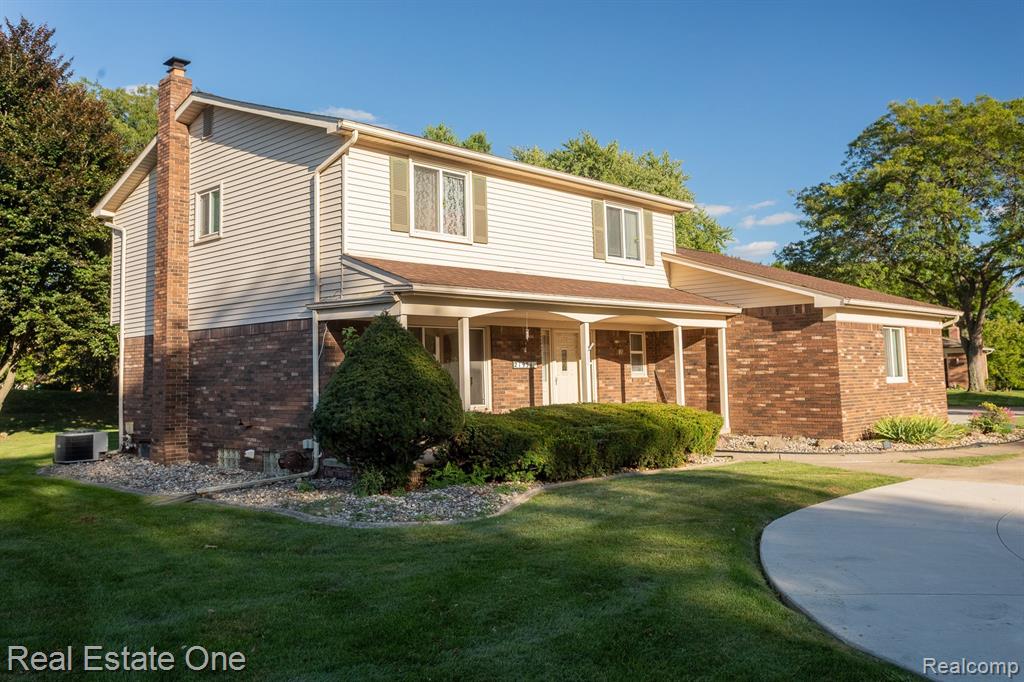 Crescent Ct, Farmington Hills, MI 48335