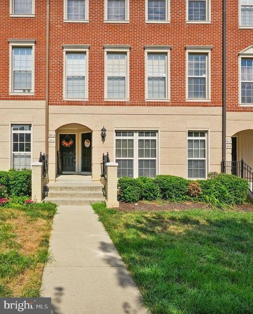 7913 Crescent Park Dr, GAINESVILLE, VA, 20155-1570 | Card Image