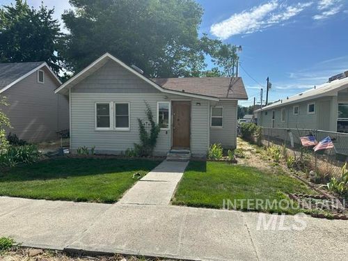 802 S Commercial Ave, Emmett, ID, 83617-3566 | Card Image