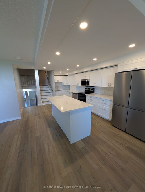 e3-284 Mill Road, Etobicoke, ON, M9C4W6 | Card Image