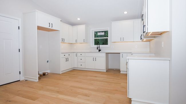 512 E Walnut St, House other with 2 bedrooms, 3 bathrooms and 2 parking in Hudson IL | Image 5