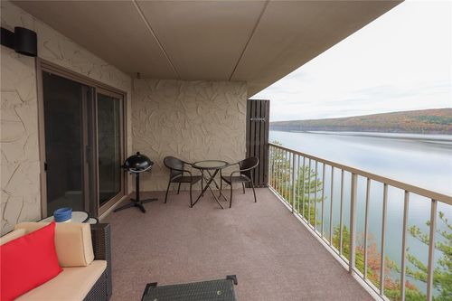 105 Cliffside Dr, Canandaigua, NY, 14424-8808 | Card Image