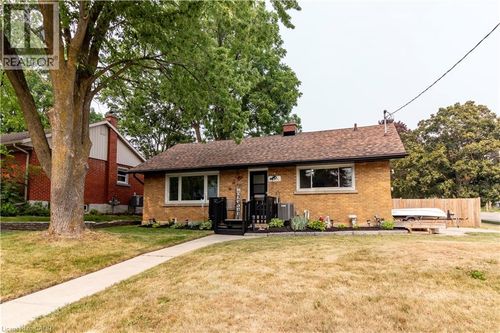 124 Dover St, Waterloo, ON, N2J1Z6 | Card Image