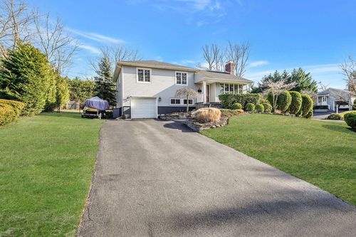 38 Old Town Ln, Halesite, NY, 11743-2215 | Card Image