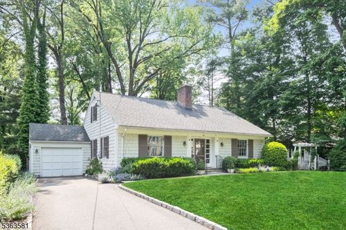 40 Bowers Rd, Caldwell, NJ, 07006-5723 | Card Image