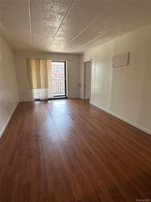 4c-42-42 Union Street, New York, NY, 11354 | Card Image