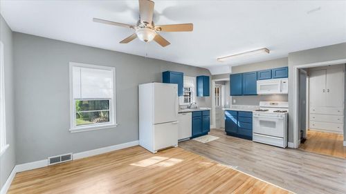 828 15th St Sw, Willmar, MN, 56201-2941 | Card Image