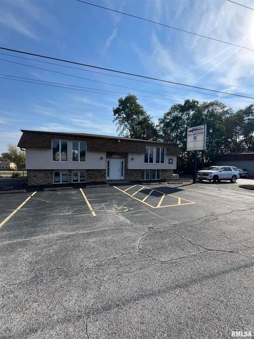 2705 Kimberly Rd, Bettendorf, IA, 52722-3548 | Card Image