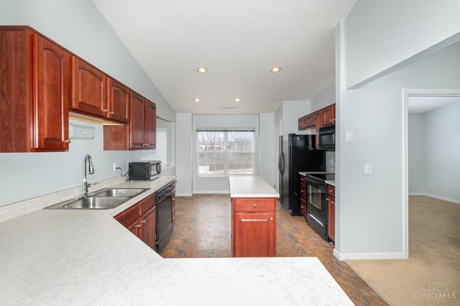 5406 Scarletoak Dr, Condo with 2 bedrooms, 2 bathrooms and null parking in Cincinnati OH | Image 6