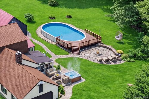 4 Debbie Ct, Chester, NY, 10918-2428 | Card Image