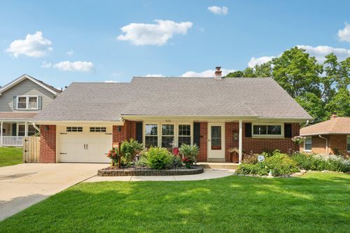 8602 W Eckel Ln, WEST ALLIS, WI, 53227-2728 | Card Image