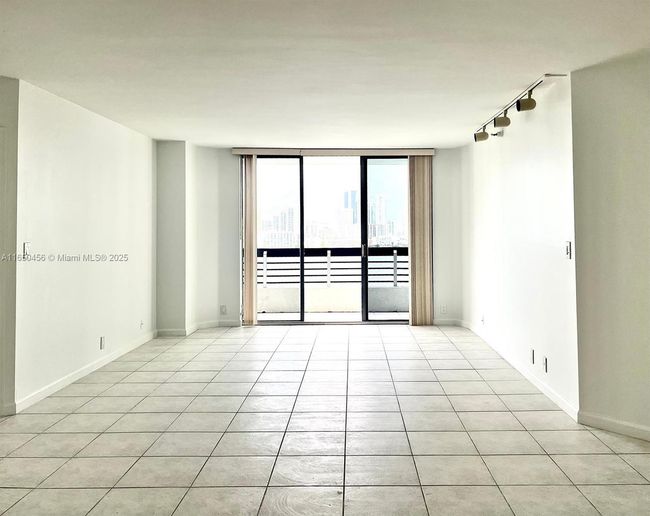 APT-1711 - 3530 Mystic Pointe Dr, Condo with 2 bedrooms, 2 bathrooms and null parking in Aventura FL | Image 5