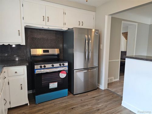 23091 Sussex St, Oak Park, MI, 48237-2435 | Card Image