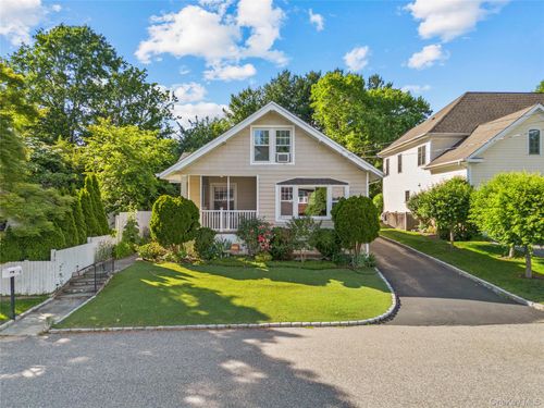 15 Pershing Ave, Locust Valley, NY, 11560-2328 | Card Image