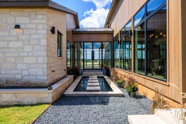 1318 Countryside Bnd, Home with 4 bedrooms, 5 bathrooms and 3 parking in Fredericksburg TX | Image 4