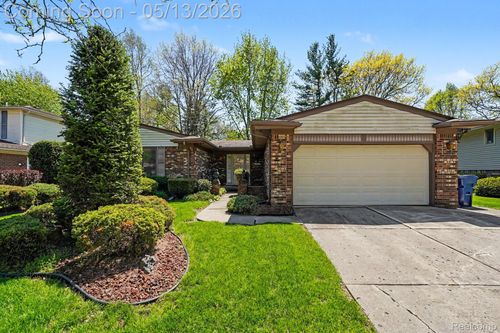 46869 Spinning Wheel Dr, Canton, MI, 48187-1422 | Card Image
