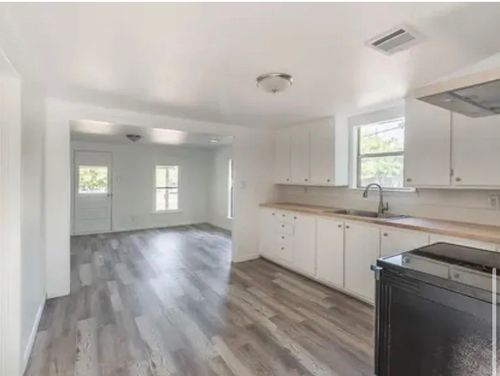 1220 N Rusk St, Weatherford, TX, 76086-1834 | Card Image