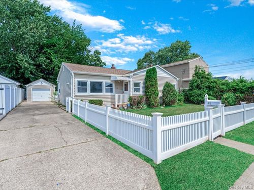 22 W Alhambra Ave, Lindenhurst, NY, 11757-6426 | Card Image