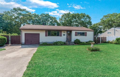 168 Gibbs Rd, Central Islip, NY, 11722-2611 | Card Image