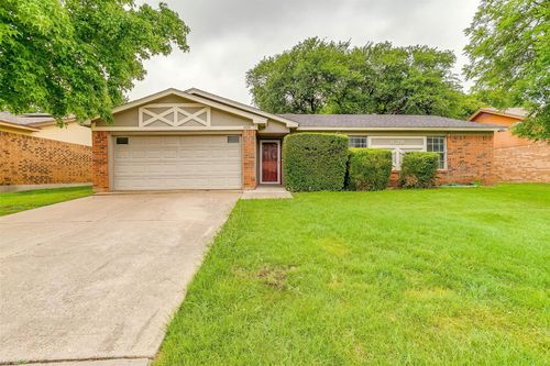 828 Lynne Ln, Burleson, TX, 76028-5254 | Card Image
