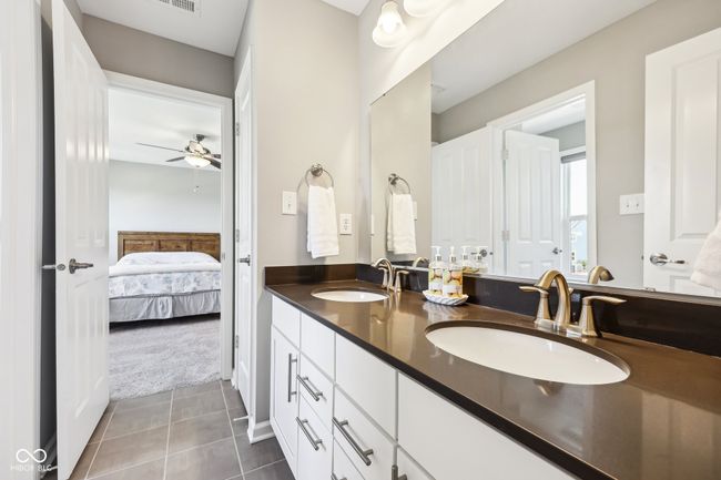 Jack n Jill full bath between bedroom #3 & bedroom #4. | Image 48