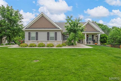 704 Wyndgate Estates Dr, Saint Louis, MO, 63131-2153 | Card Image