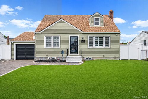 13 Maple Dr, Lindenhurst, NY, 11757-1310 | Card Image