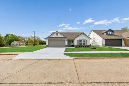1125 E Cherry St, Cushing, OK, 74023-4156 | Card Image