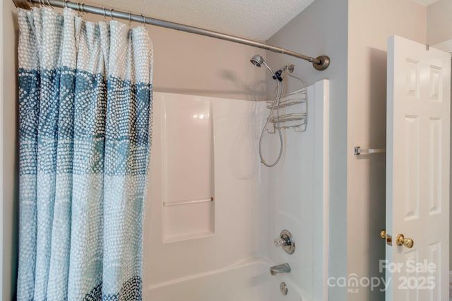 Shared Bath | Image 18