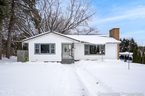 4518 Elm St, New Era, MI, 49446-9622 | Card Image