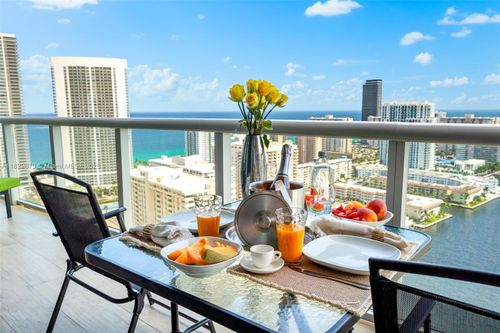t3103-2600 E Hallandale Beach Blvd, Hallandale Beach, FL, 33009-4876 | Card Image