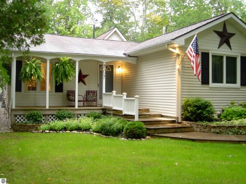 207 Birchwood Ave, Traverse City, MI, 49686-2820 | Card Image